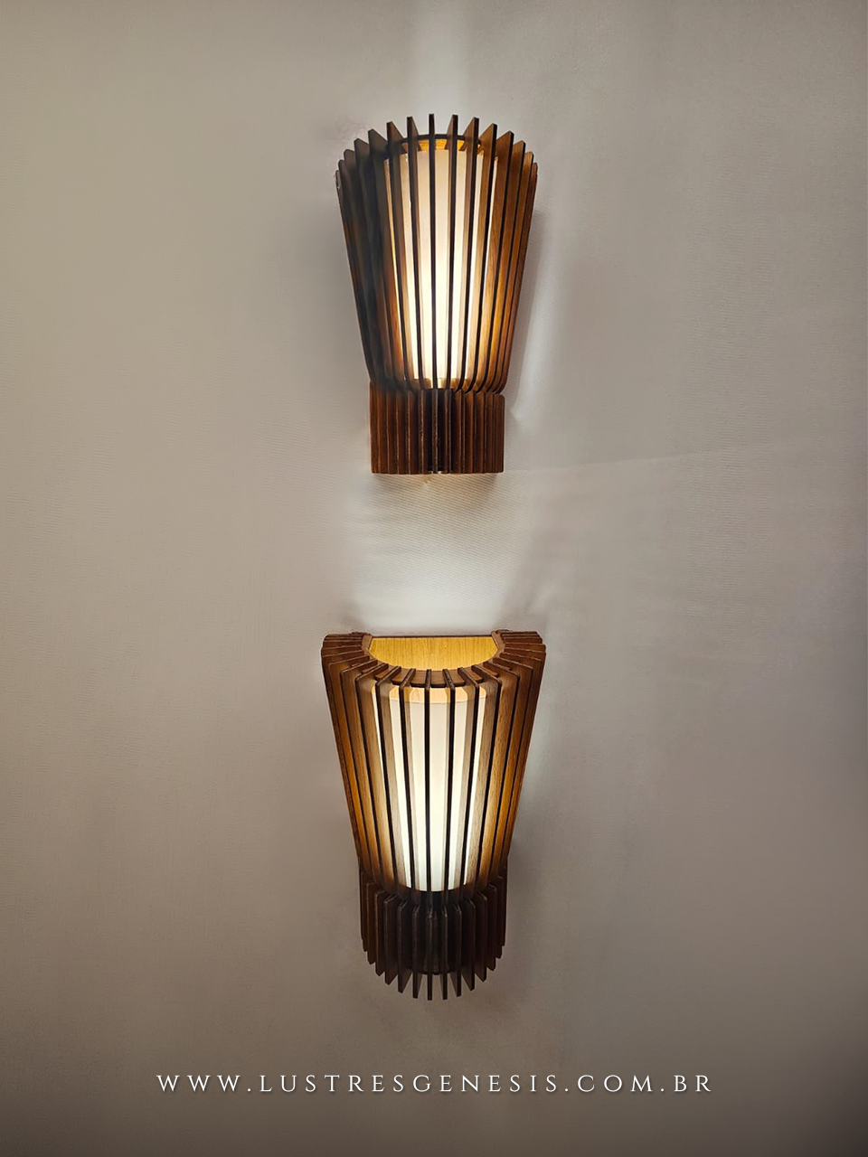 Arandelas modernas Calla com acabamento em madeira instaladas em uma parede decorativa, iluminando ambiente aconchegante com pufes turquesa, ideal para quarto, cabeceira de cama, lavabo e quarto infantil.